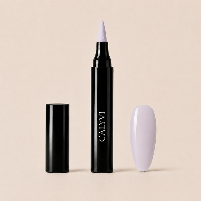 CALYVI Nail Pen — stylo vernis à ongles, teinte Blanc Lilas