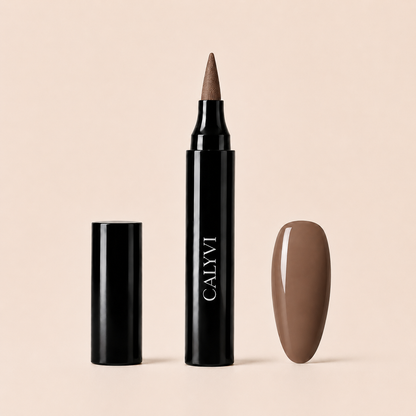 CALYVI Nail Pen — stylo vernis à ongles, teinte Taupe