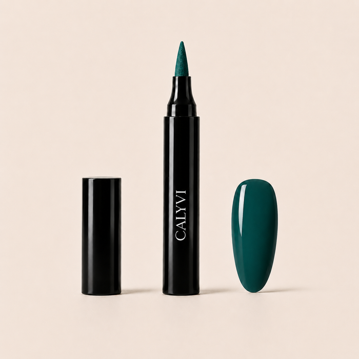 CALYVI Nail Pen — stylo vernis à ongles, teinte Vert Émeraude